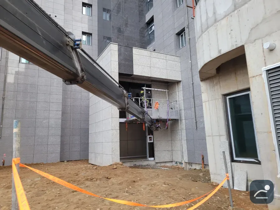 아산탕정단지 스카이차 외벽·지붕 작업 현장